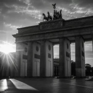 Brandenburger Tor Berlin Sonnenuntergang schwarz weiss