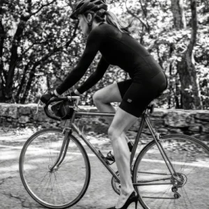 High Heels & Radsport schwarz weiss (Rennrad mit Frau)