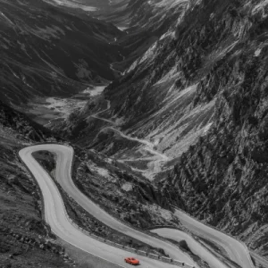 Porsche Gebirge Serpentine schwarz weiss rot