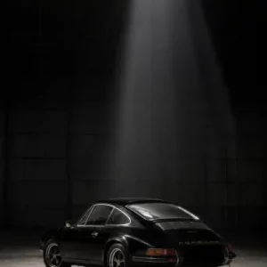Porsche Fabrik Alone in Dark schwarz weiss rot